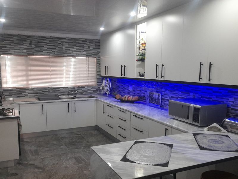 Beautifully renovated property with modern touches and thoughtful design - Photo 4