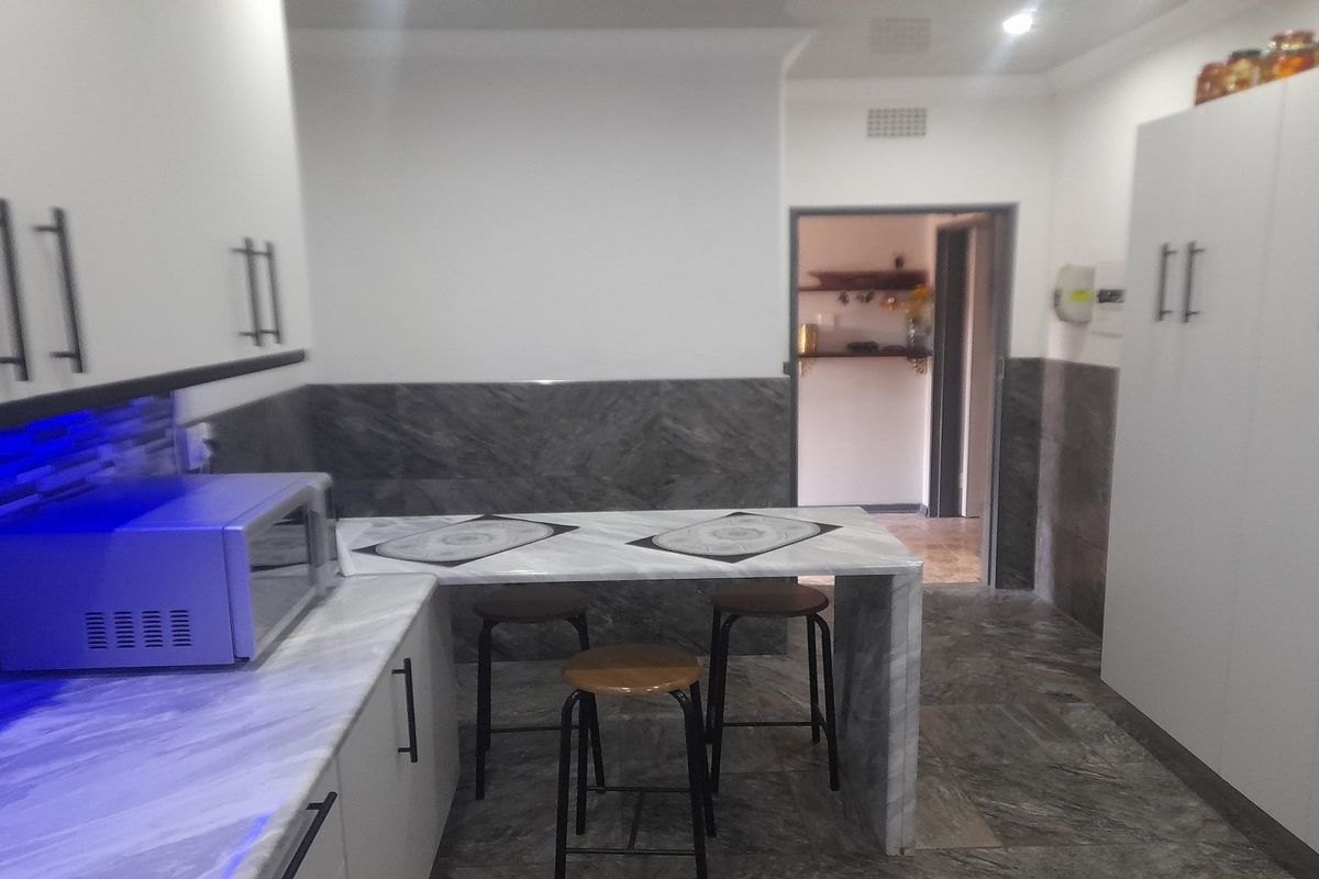 Beautifully renovated property with modern touches and thoughtful design - Photo 5