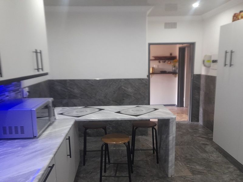 Beautifully renovated property with modern touches and thoughtful design - Photo 5