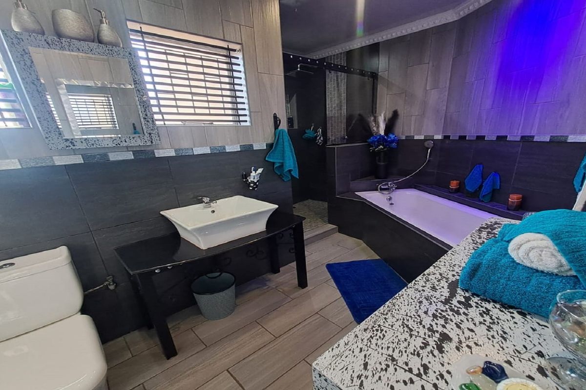 Beautifully renovated property with modern touches and thoughtful design - Photo 3