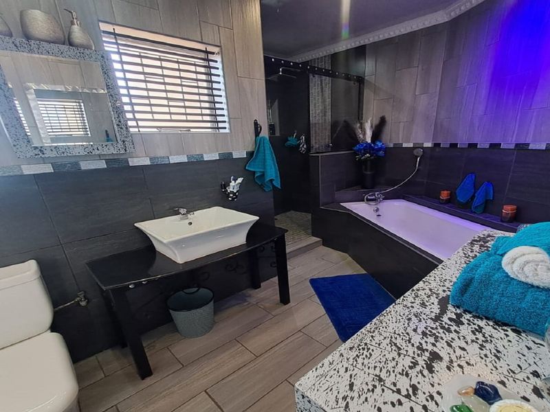 Beautifully renovated property with modern touches and thoughtful design - Photo 3