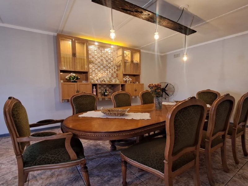 Beautifully renovated property with modern touches and thoughtful design - Photo 10