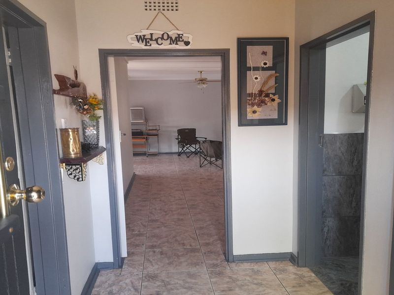 Beautifully renovated property with modern touches and thoughtful design - Photo 8