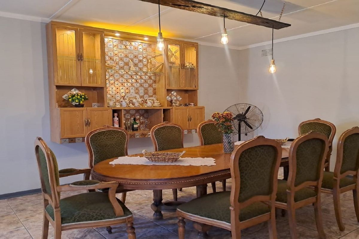 Beautifully renovated property with modern touches and thoughtful design - Photo 2