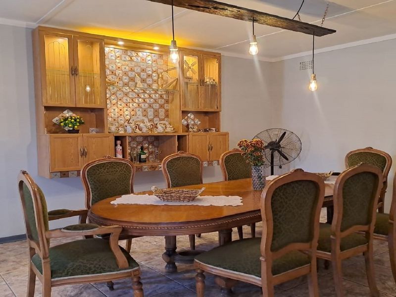 Beautifully renovated property with modern touches and thoughtful design - Photo 2