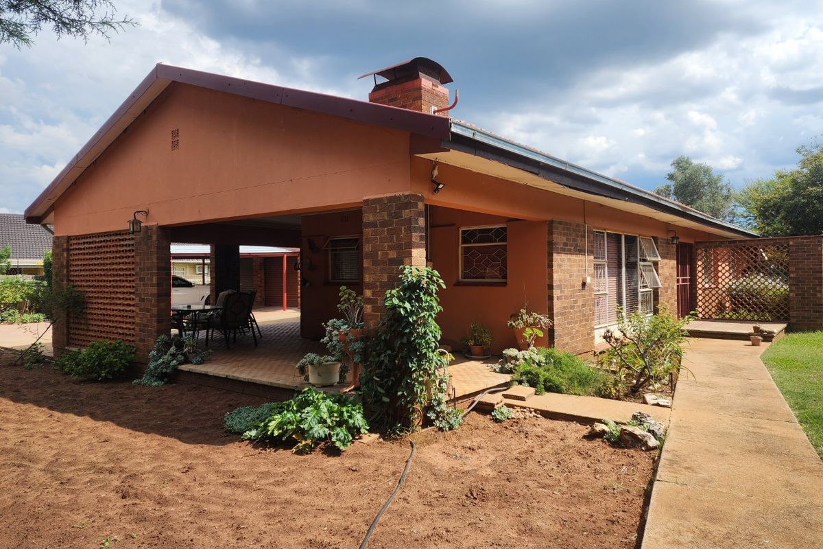 4 Bedroom house in Stilfontein Ext 4 - Photo 2