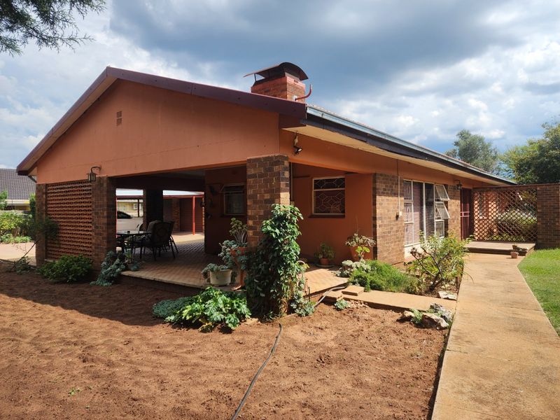 4 Bedroom house in Stilfontein Ext 4 - Photo 2