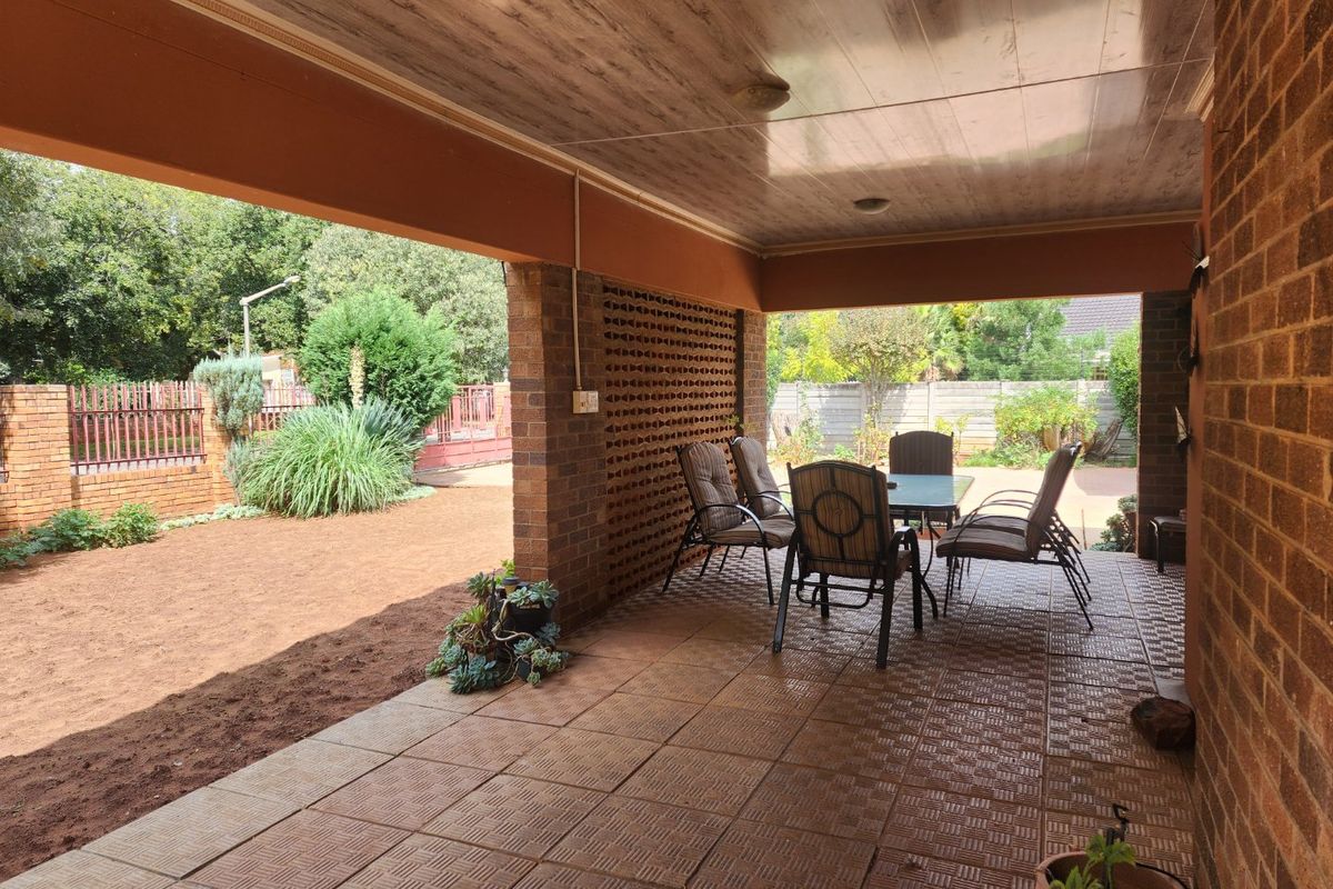 4 Bedroom house in Stilfontein Ext 4 - Photo 3