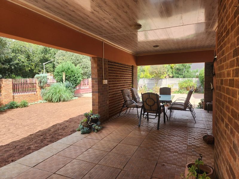 4 Bedroom house in Stilfontein Ext 4 - Photo 3