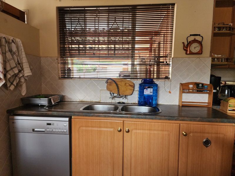 4 Bedroom house in Stilfontein Ext 4 - Photo 8