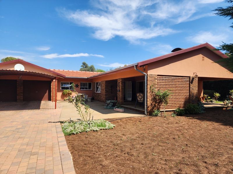 4 Bedroom house in Stilfontein Ext 4 - Photo 1
