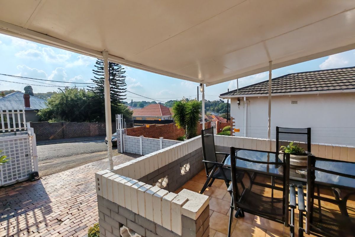 Beautifully maintained home with peaceful views over the suburb.   - Photo 3