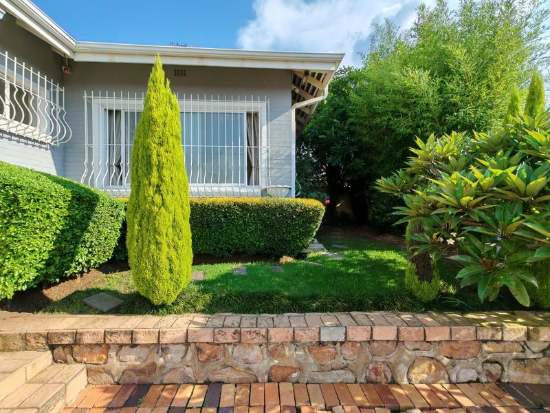 Beautifully maintained home with peaceful views over the suburb.   - Photo 2