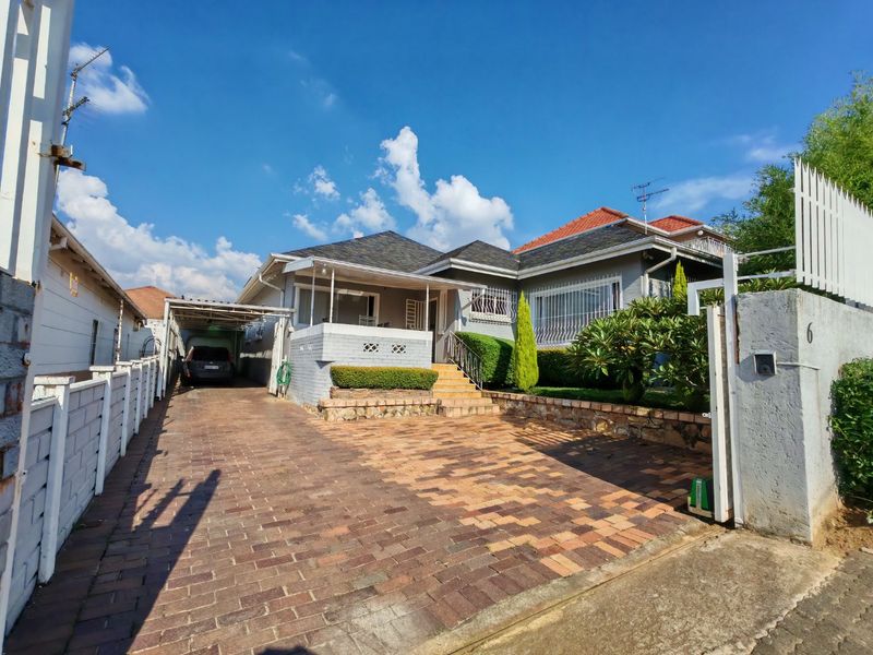 Beautifully maintained home with peaceful views over the suburb.   - Photo 1