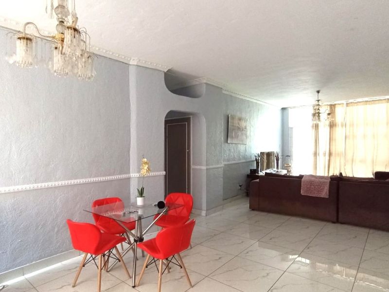 Spacious 2 Bedroom Apartment for sale in Bramley Park, Sandton  - Photo 4