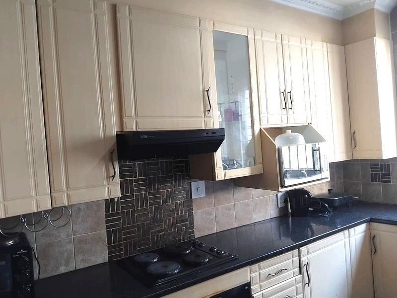 Spacious 2 Bedroom Apartment for sale in Bramley Park, Sandton  - Photo 2