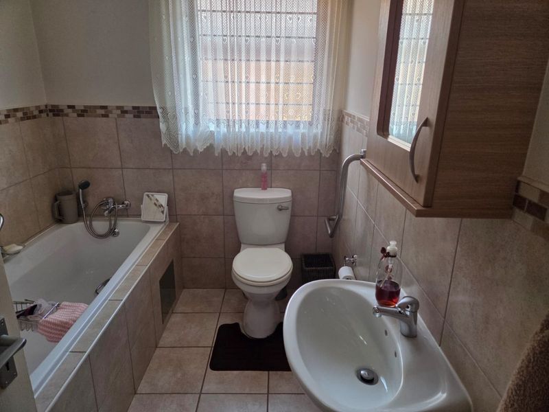 Enjoy Secure, Peaceful Living in a Beautiful Over-50s Lifestyle Estate - Photo 10