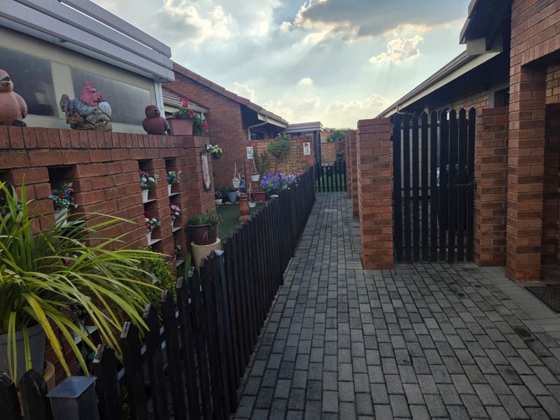 Enjoy Secure, Peaceful Living in a Beautiful Over-50s Lifestyle Estate - Photo 8