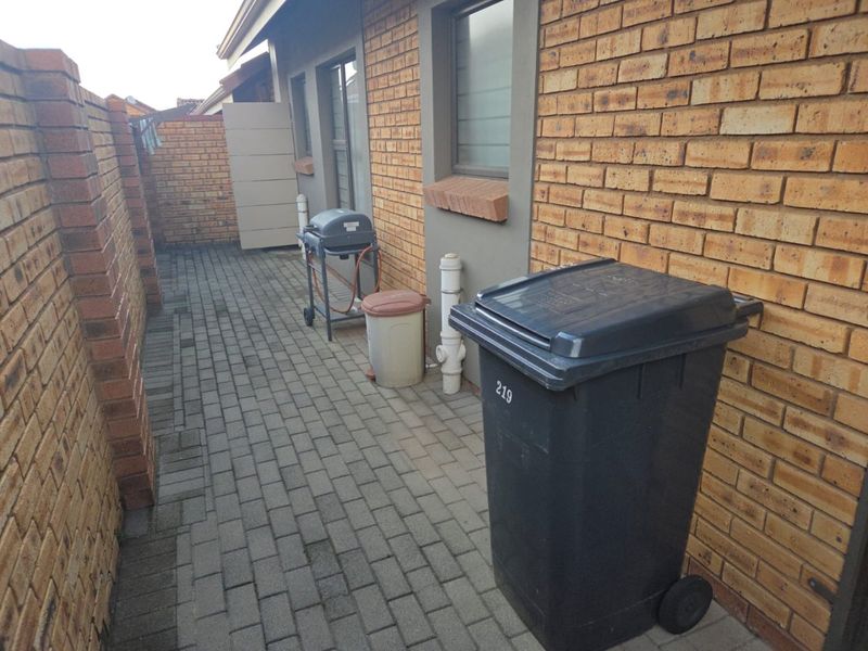 Enjoy Secure, Peaceful Living in a Beautiful Over-50s Lifestyle Estate - Photo 7