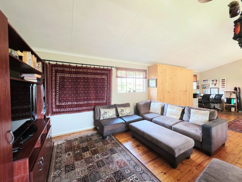 Spacious 2 Bedroom Loft Duplex With Solar Power - Photo 2