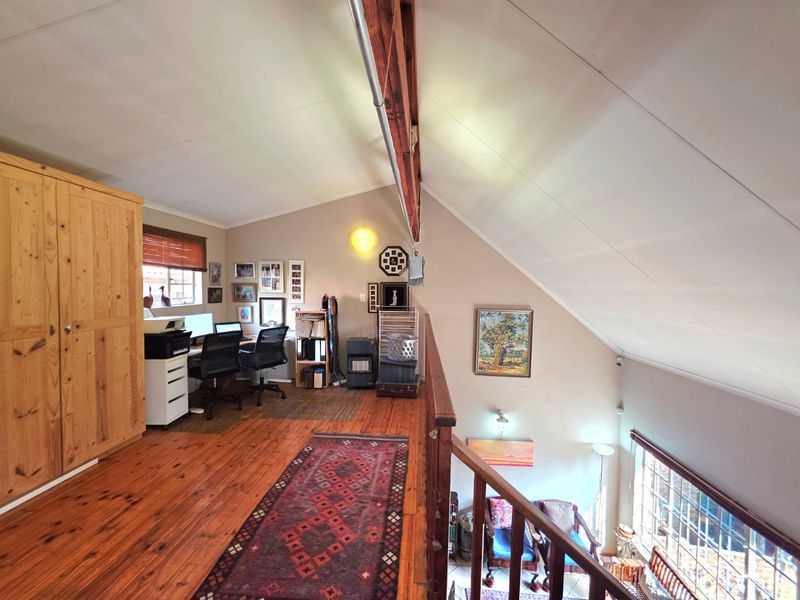 Spacious 2 Bedroom Loft Duplex With Solar Power - Photo 9