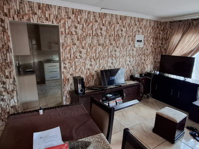 Large Facebrick Family Home in Lotus Gardens - Photo 8