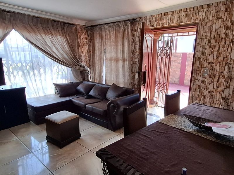 Large Facebrick Family Home in Lotus Gardens - Photo 6