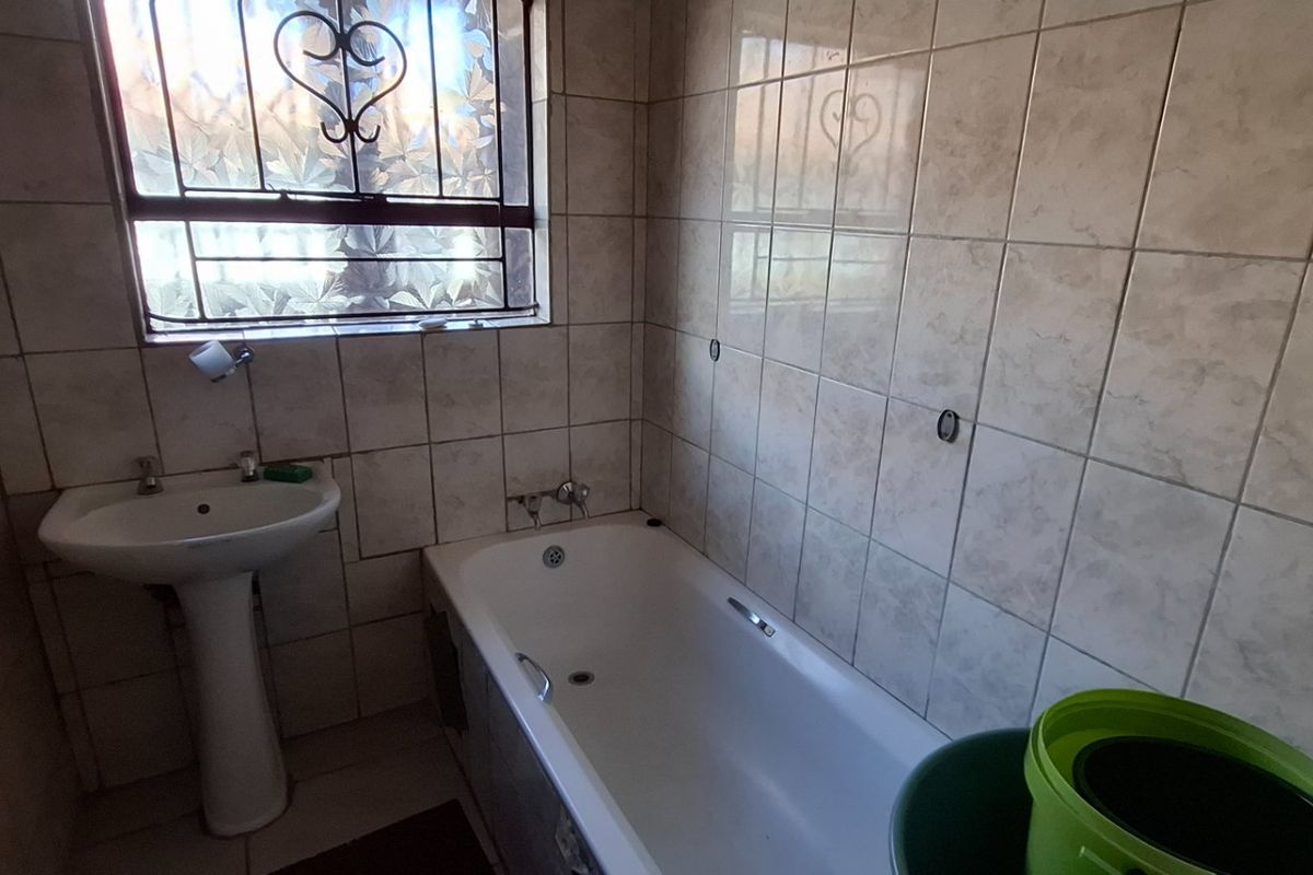 Large Facebrick Family Home in Lotus Gardens - Photo 5