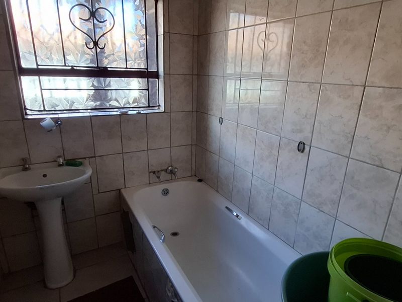 Large Facebrick Family Home in Lotus Gardens - Photo 5