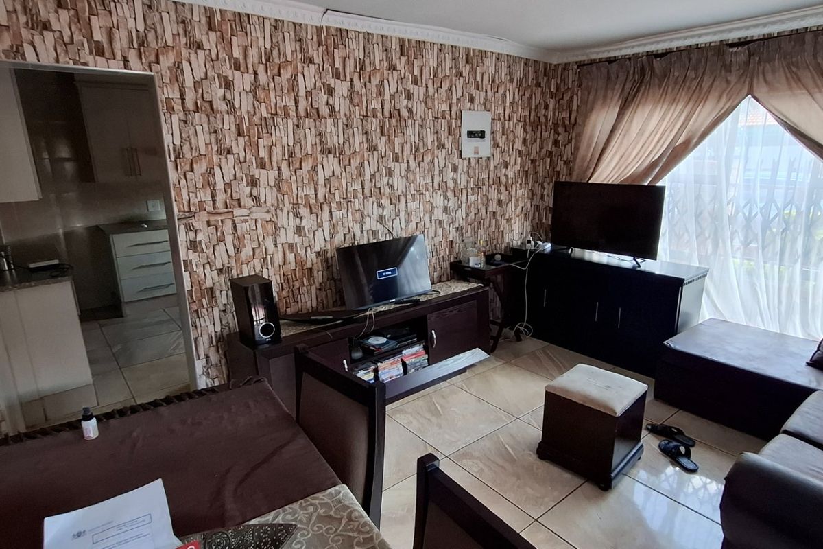 Large Facebrick Family Home in Lotus Gardens - Photo 2