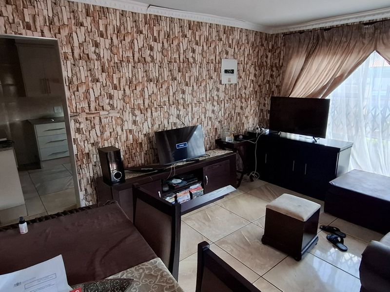 Large Facebrick Family Home in Lotus Gardens - Photo 2