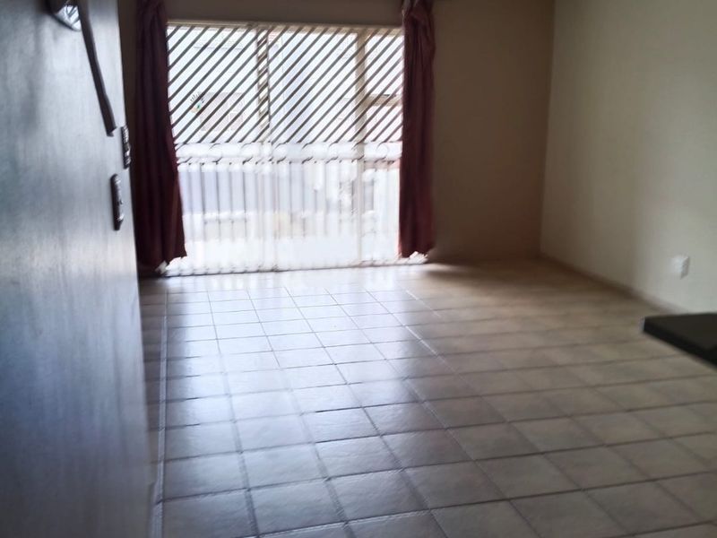 Bright Bardene flat with open plan living - Photo 7