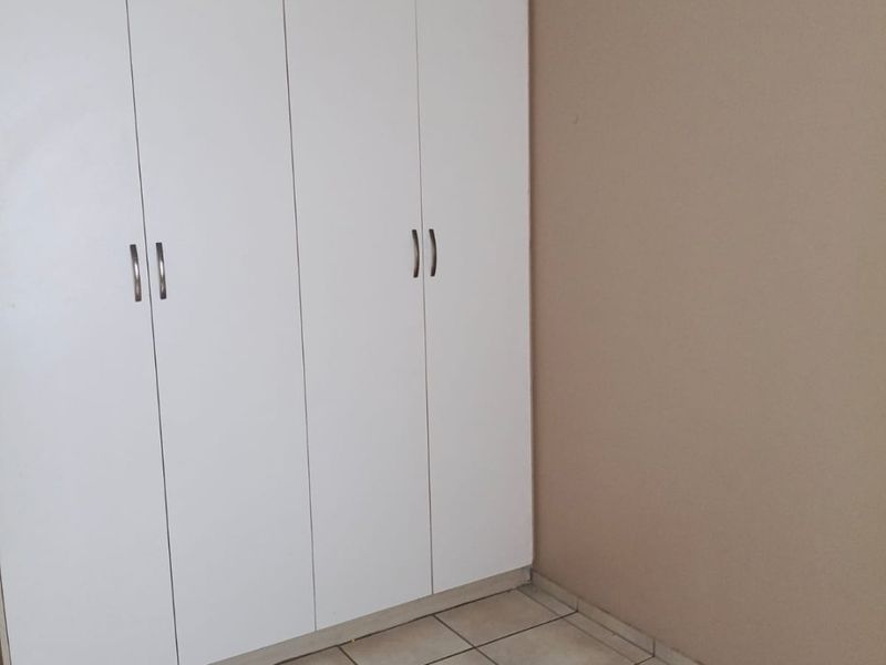 Bright Bardene flat with open plan living - Photo 5