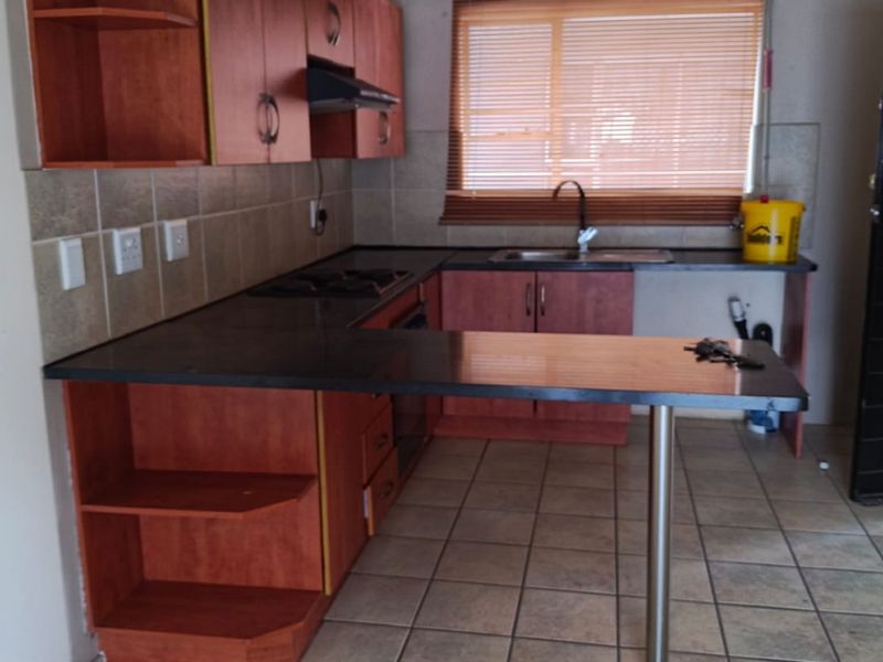 Bright Bardene flat with open plan living - Photo 6