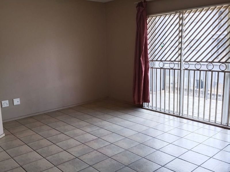 Bright Bardene flat with open plan living - Photo 8