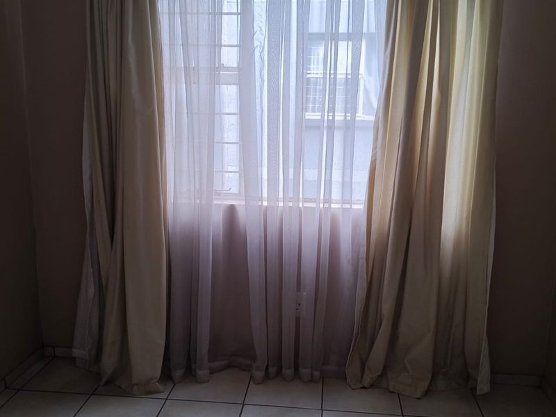 Bright Bardene flat with open plan living - Photo 3