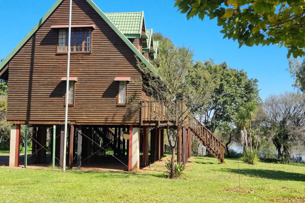 A hidden gem with scenic views of the Vaal River. - Photo 3