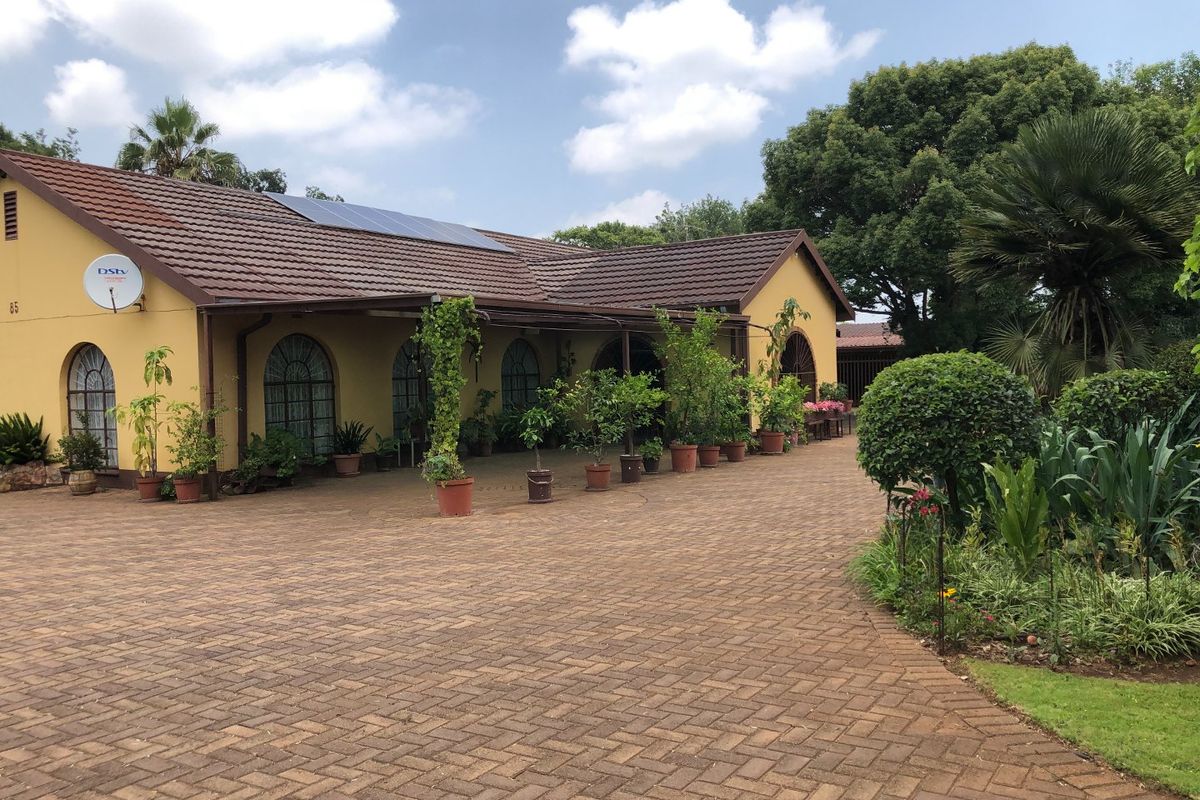 4 Bedrom House Plus 3 Flats In A Peaceful And Tranquil Setting - Photo 3