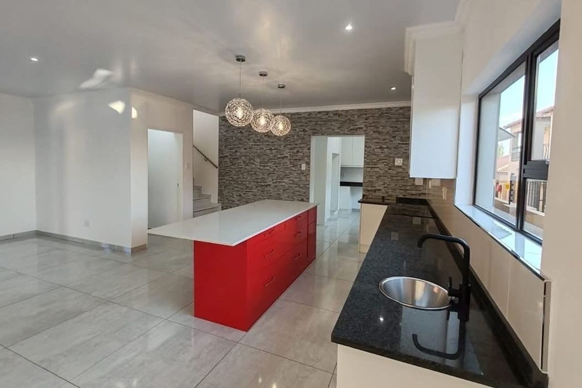 ULTRA-MODERN MASTERPIECE IN SOUGHT-AFTER WILKOPPIES – WHERE ARCHITECTURAL ELEGANCE MEETS EXCEPTIONAL LIVING - Photo 2