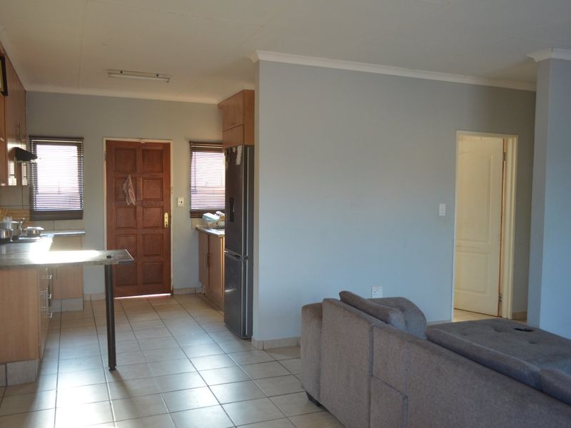 FULL TITLE LOW MAINTENANCE FACEBRICK TOWNHOUSE IN AN EXCLUSIVE SMALL COMPLEX – MODERN, PRACTICAL & LOCK-UP-AND-GO PERFECTION - Photo 5