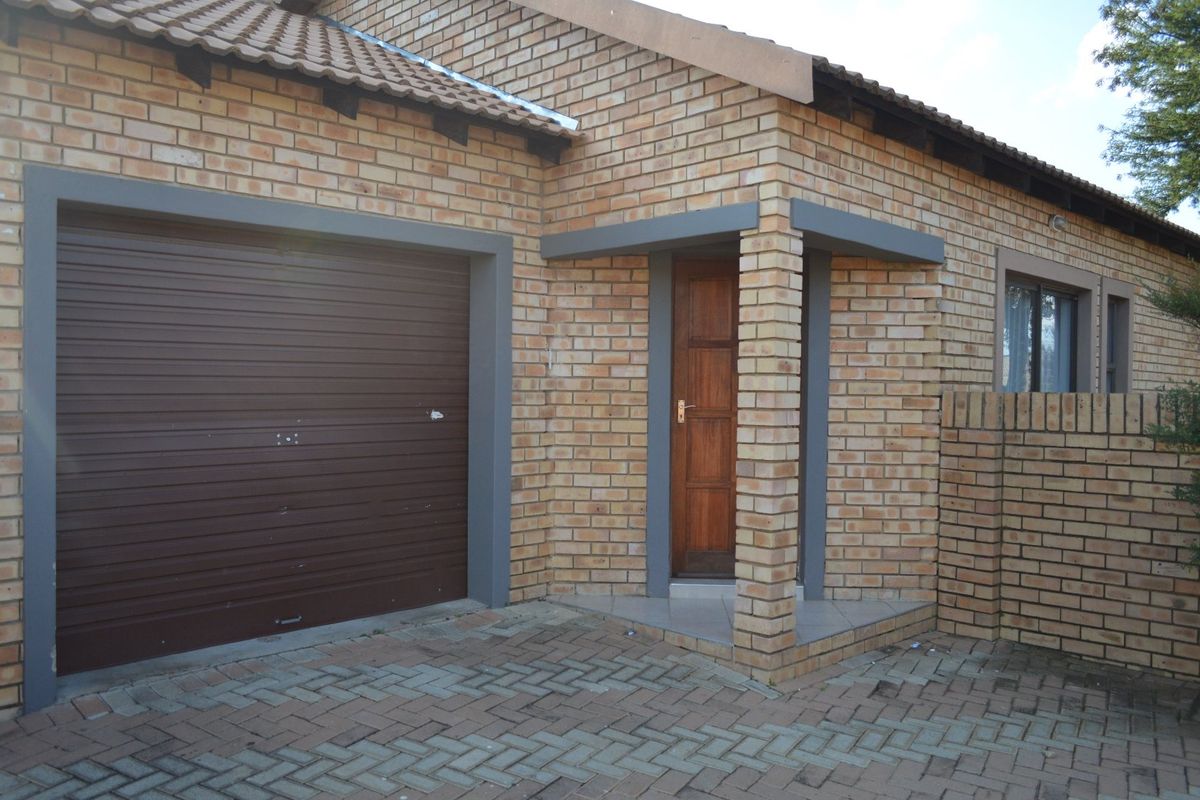 FULL TITLE LOW MAINTENANCE FACEBRICK TOWNHOUSE IN AN EXCLUSIVE SMALL COMPLEX – MODERN, PRACTICAL & LOCK-UP-AND-GO PERFECTION - Photo 2