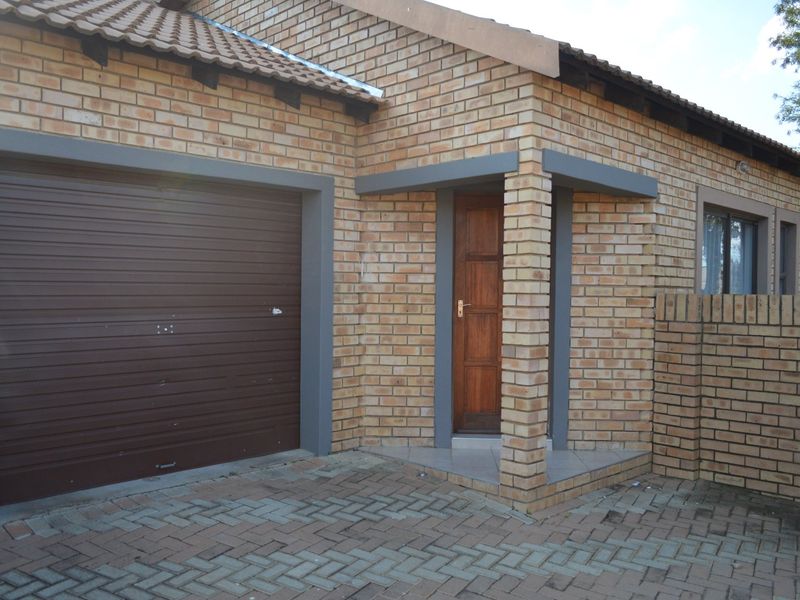 FULL TITLE LOW MAINTENANCE FACEBRICK TOWNHOUSE IN AN EXCLUSIVE SMALL COMPLEX – MODERN, PRACTICAL & LOCK-UP-AND-GO PERFECTION - Photo 2