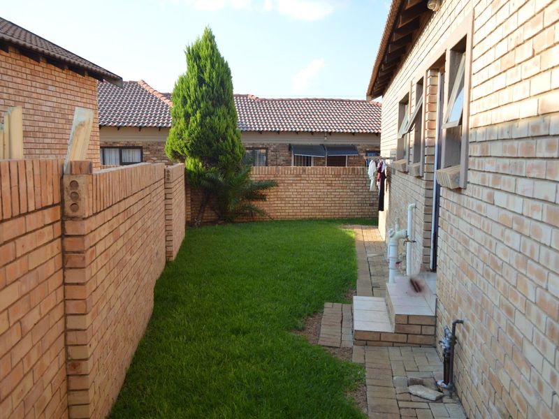 FULL TITLE LOW MAINTENANCE FACEBRICK TOWNHOUSE IN AN EXCLUSIVE SMALL COMPLEX – MODERN, PRACTICAL & LOCK-UP-AND-GO PERFECTION - Photo 4