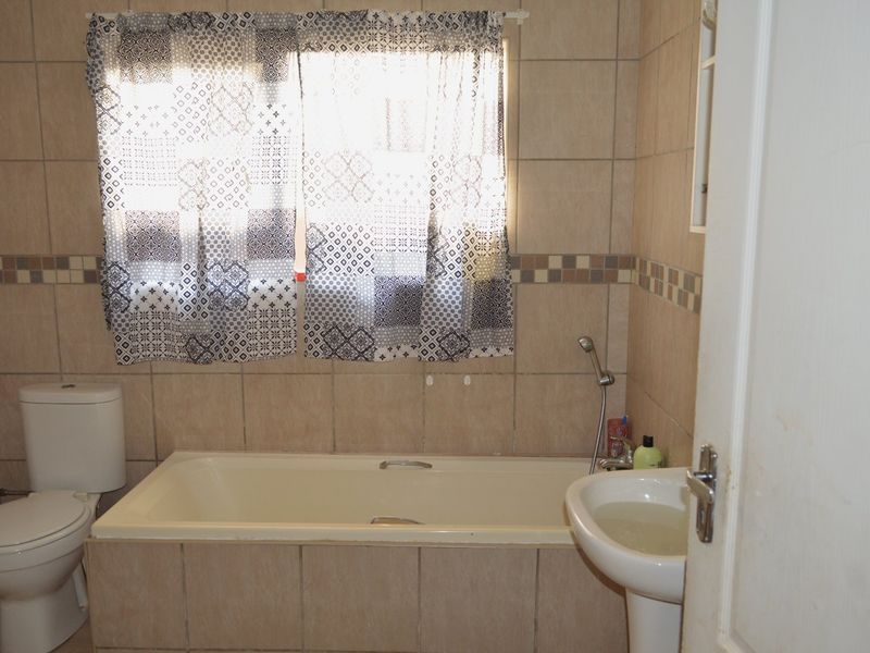 FULL TITLE LOW MAINTENANCE FACEBRICK TOWNHOUSE IN AN EXCLUSIVE SMALL COMPLEX – MODERN, PRACTICAL & LOCK-UP-AND-GO PERFECTION - Photo 9