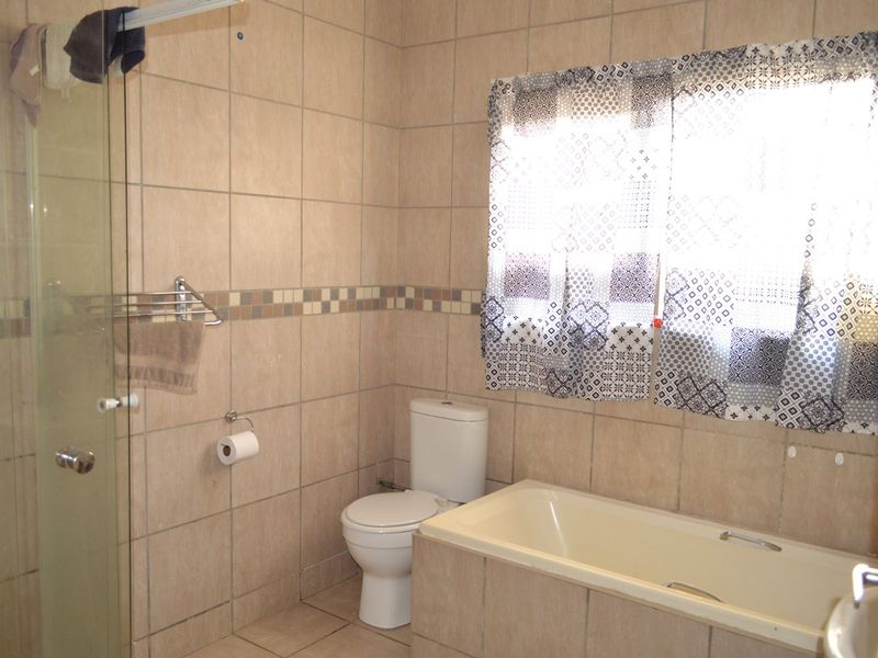 FULL TITLE LOW MAINTENANCE FACEBRICK TOWNHOUSE IN AN EXCLUSIVE SMALL COMPLEX – MODERN, PRACTICAL & LOCK-UP-AND-GO PERFECTION - Photo 10