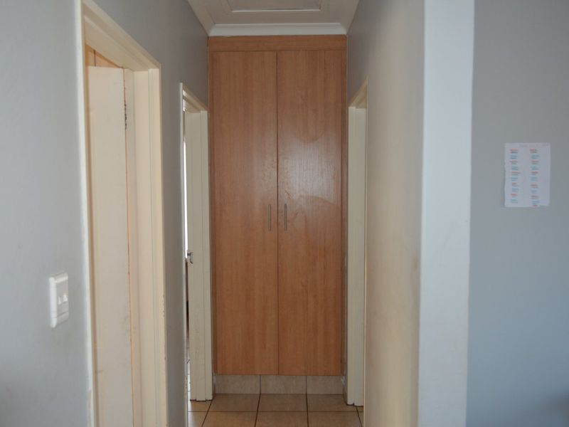 FULL TITLE LOW MAINTENANCE FACEBRICK TOWNHOUSE IN AN EXCLUSIVE SMALL COMPLEX – MODERN, PRACTICAL & LOCK-UP-AND-GO PERFECTION - Photo 8