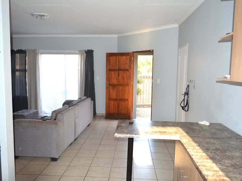 FULL TITLE LOW MAINTENANCE FACEBRICK TOWNHOUSE IN AN EXCLUSIVE SMALL COMPLEX – MODERN, PRACTICAL & LOCK-UP-AND-GO PERFECTION - Photo 7