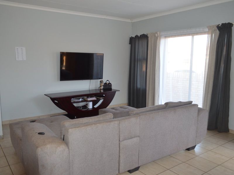 FULL TITLE LOW MAINTENANCE FACEBRICK TOWNHOUSE IN AN EXCLUSIVE SMALL COMPLEX – MODERN, PRACTICAL & LOCK-UP-AND-GO PERFECTION - Photo 6