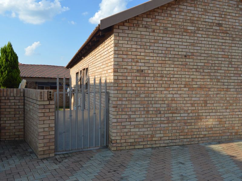 FULL TITLE LOW MAINTENANCE FACEBRICK TOWNHOUSE IN AN EXCLUSIVE SMALL COMPLEX – MODERN, PRACTICAL & LOCK-UP-AND-GO PERFECTION - Photo 3