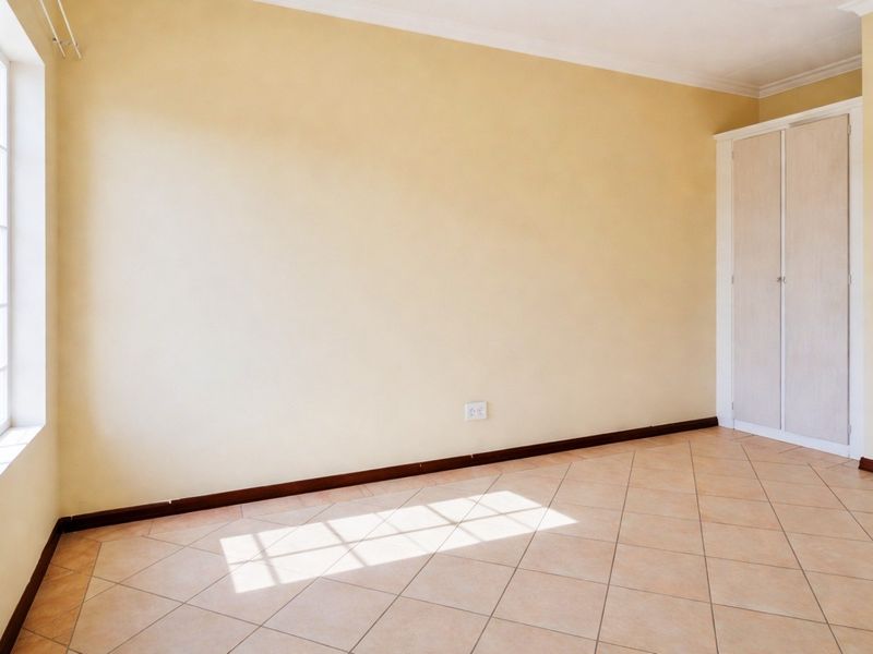 Stunning 2 bedroom Apartment Park Crescent  - Photo 5